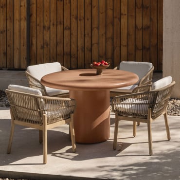 Set De Table Ronde Ø120 Cm En Ciment Namara Et 4 Chaises De Jardin Avec Accoudoirs En Bois D'acacia Karvia Terracota - Sklum