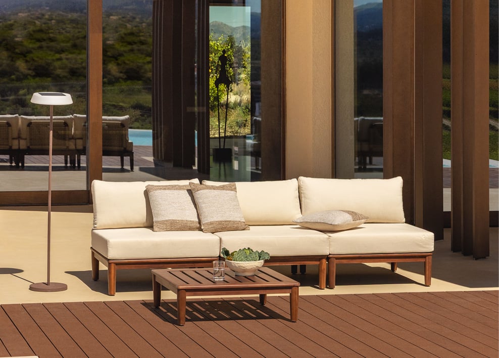 Ensemble de jardin avec canapé modulaire 3 pièces et table basse en acacia Giulia