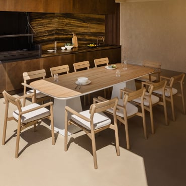 Ensemble Table Rectangulaire 260x110 Cm En Aluminium Et Teck Inkeri Et 10 Chaises De Jardin Avec Accoudoirs En Bois Saira Bois De Teck - Sklum