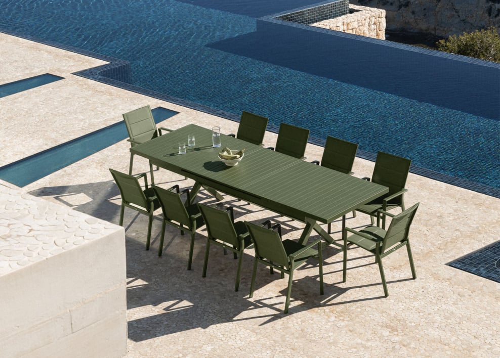Set de table rectangulaire extensible 240-300x100 cm et 10 chaises de jardin empilables avec accoudoirs en aluminium Karena
