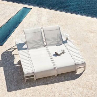 Ensemble De 2 Chaises Longues Inclinables Et 2 Tables D'appoint En Acier Marietta Blanc Gardenia - Sklum