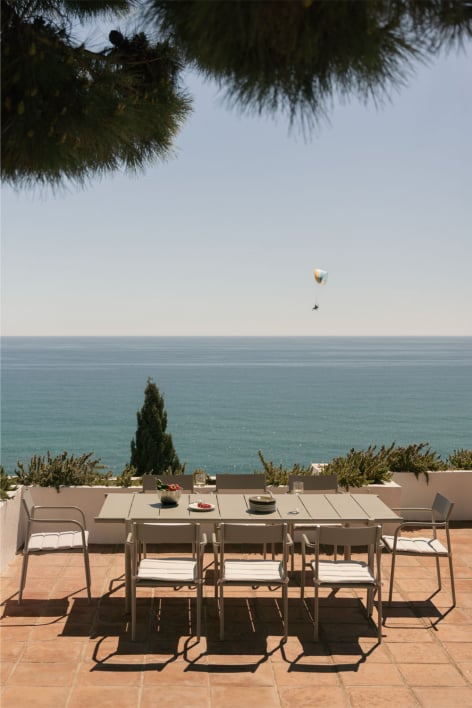 Set de table rectangulaire 235x105 cm et 8 chaises de jardin empilables en acier Tossa - Vert Kaki