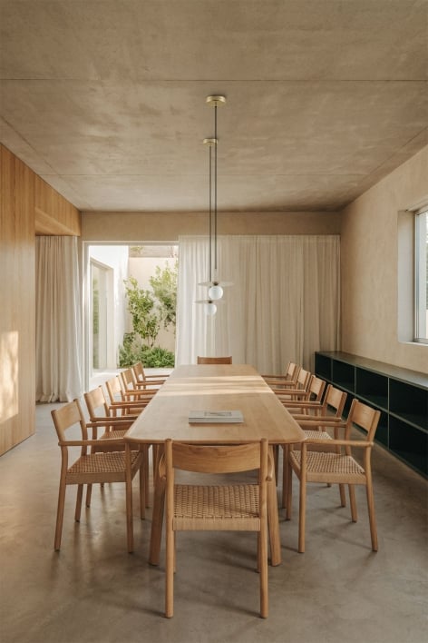 Set de table extensible 220-320x95 cm Treveris et 12 chaises de salle à manger en bois de chêne et corde tressée Mara