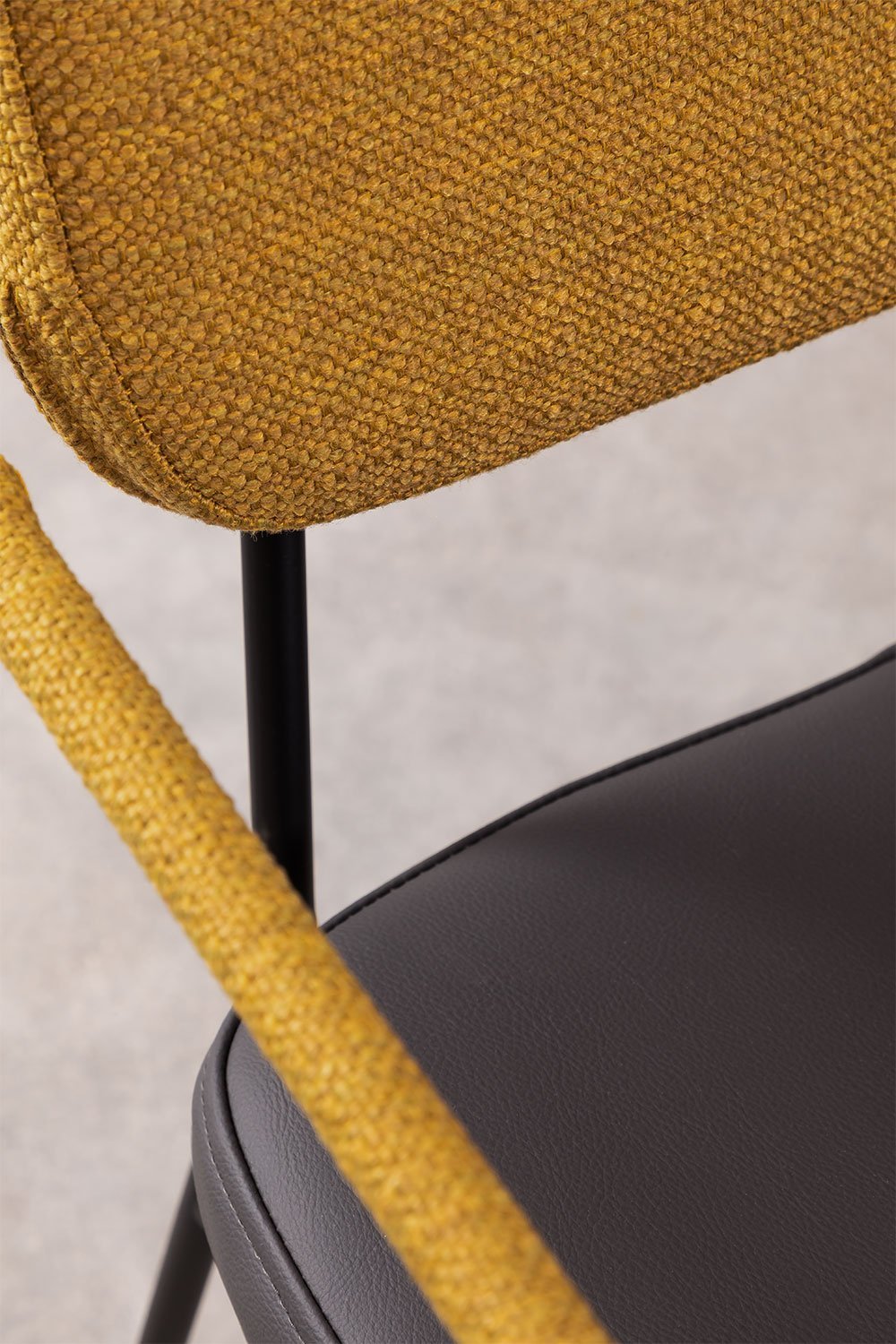 Chaise de salle à manger avec accoudoirs en similicuir et acier Milih, image de la galerie 7