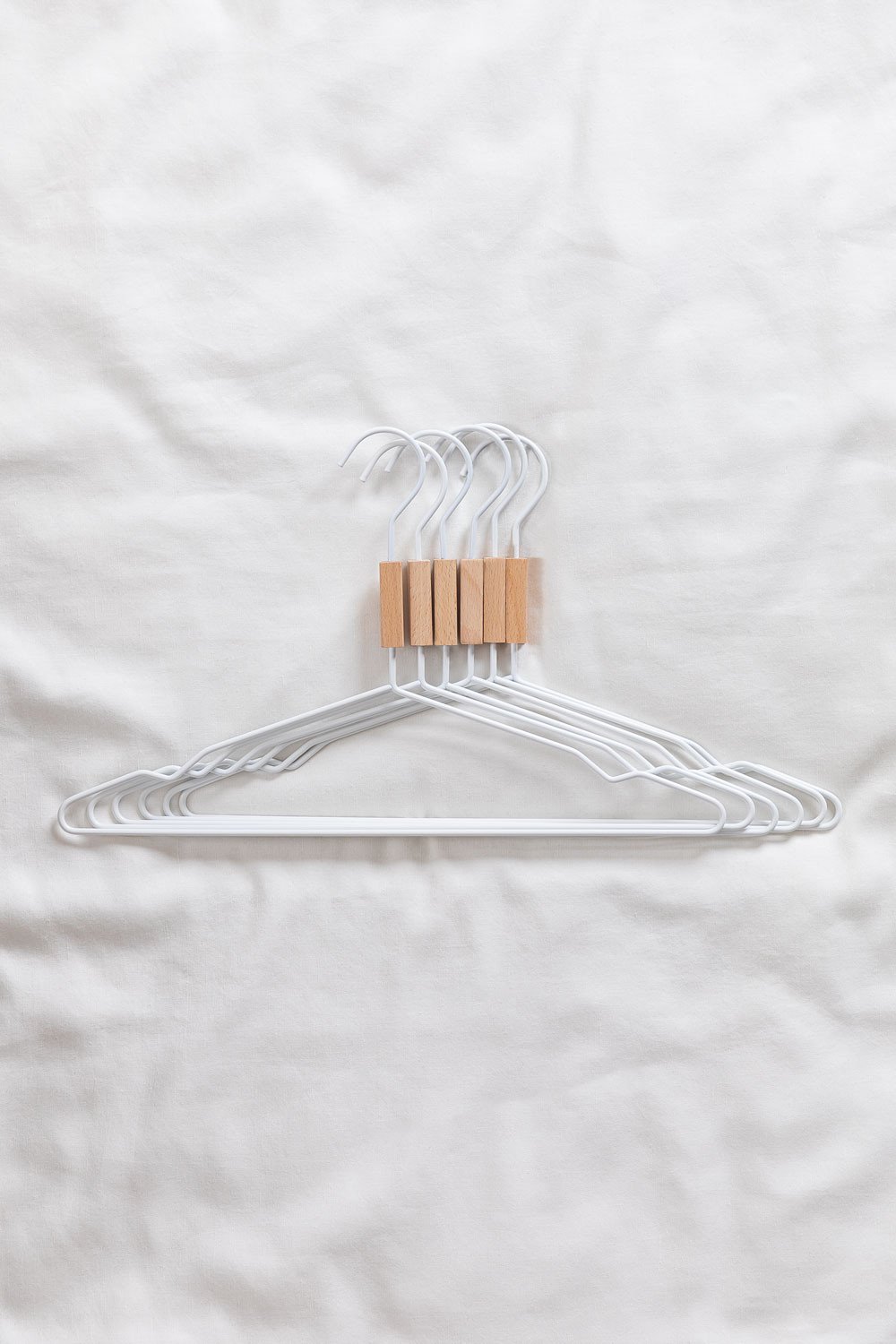 Pack de 6 cintres en bois et acier Säly, image de la galerie 4