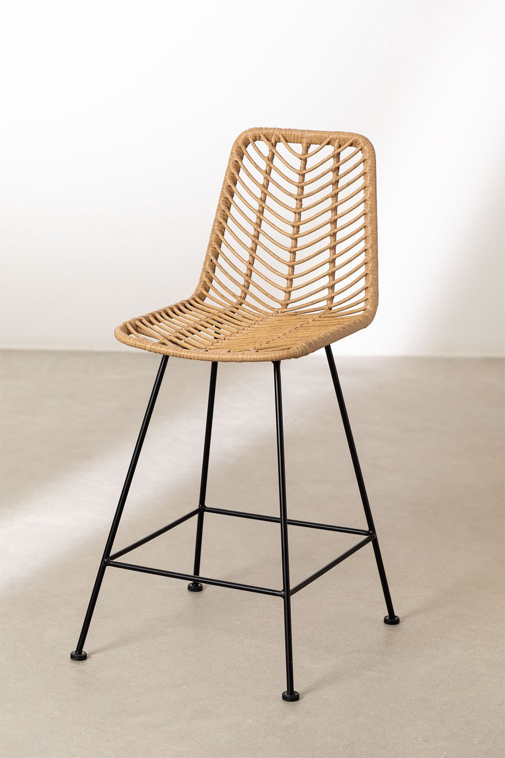 Lot de 2 tabourets hauts 65 cm en rotin synthétique finition naturelle et pieds noirs Gouda Natural, image de la galerie 1