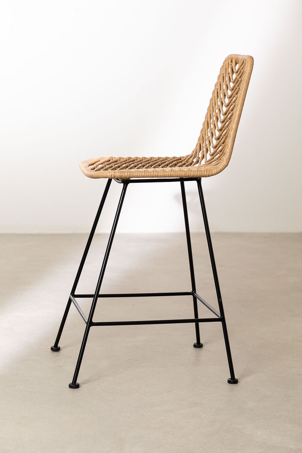 Lot de 2 tabourets hauts 65 cm en rotin synthétique finition naturelle et pieds noirs Gouda Natural, image de la galerie 2