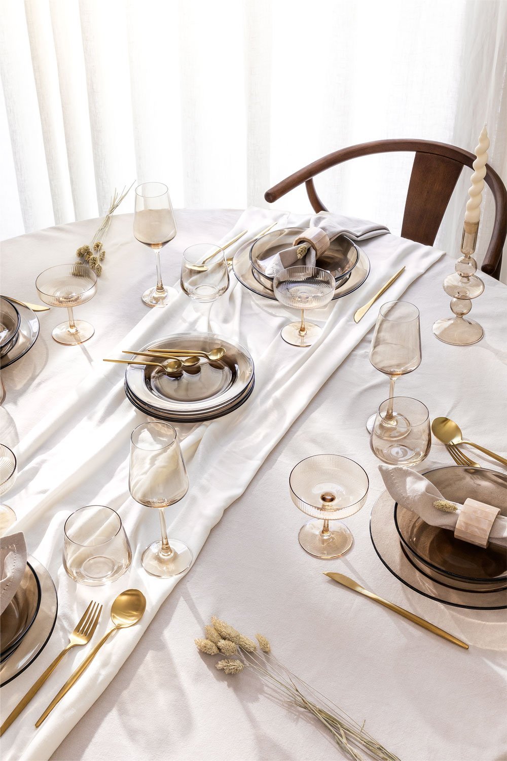 Réglage De La Table Avec Une Vaisselle élégante Sur Une Nappe Beige