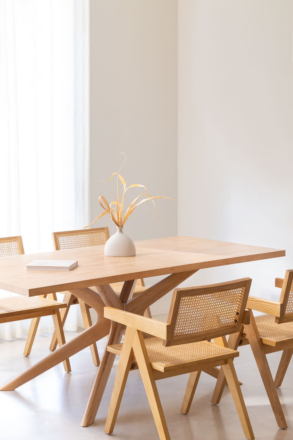Ensemble table à manger rectangulaire (180x90 cm) Arnaiz et 4 chaises avec accoudoirs en bois de Fresno et rotin style Lali, image de la galerie 1