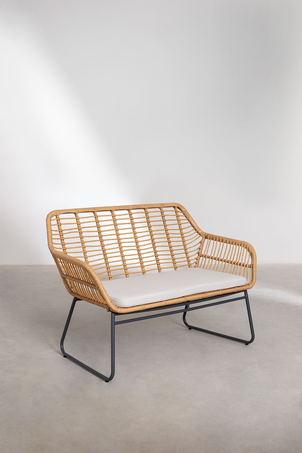 Salon de jardin composé d'un canapé 2 places, 2 fauteuils et table basse en acier et rotin synthétique Visutt, image de la galerie 3