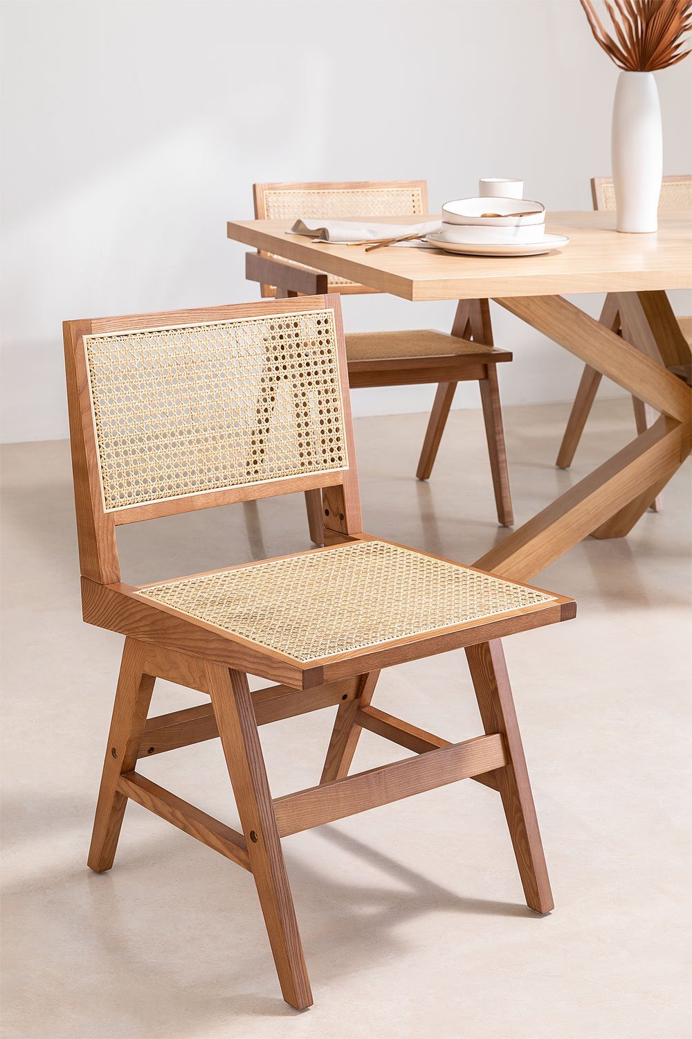 Chaise de salle à manger en bois de frêne et rotin Lali, image de la galerie 1