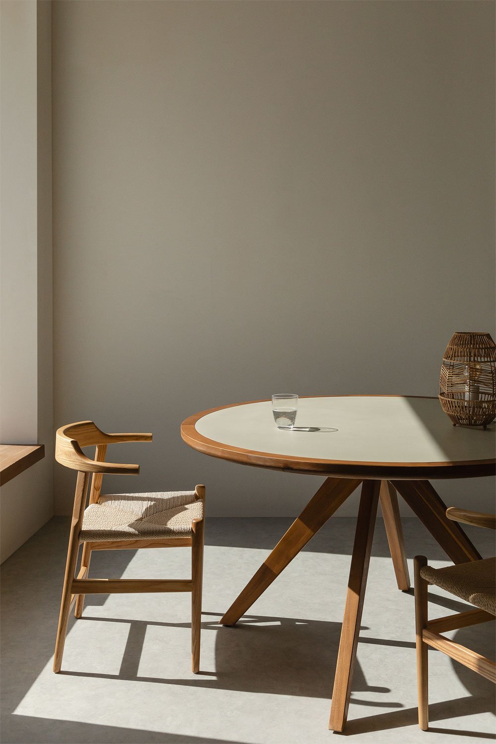 Table à manger ronde en ciment et bois d'acacia (Ø130 cm) Gamila, image de la galerie 1