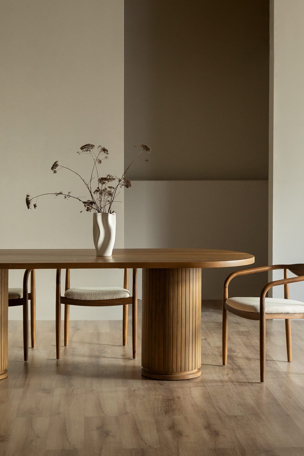 Table de salle à manger ovale en bois de manguier Analis, image de la galerie 1