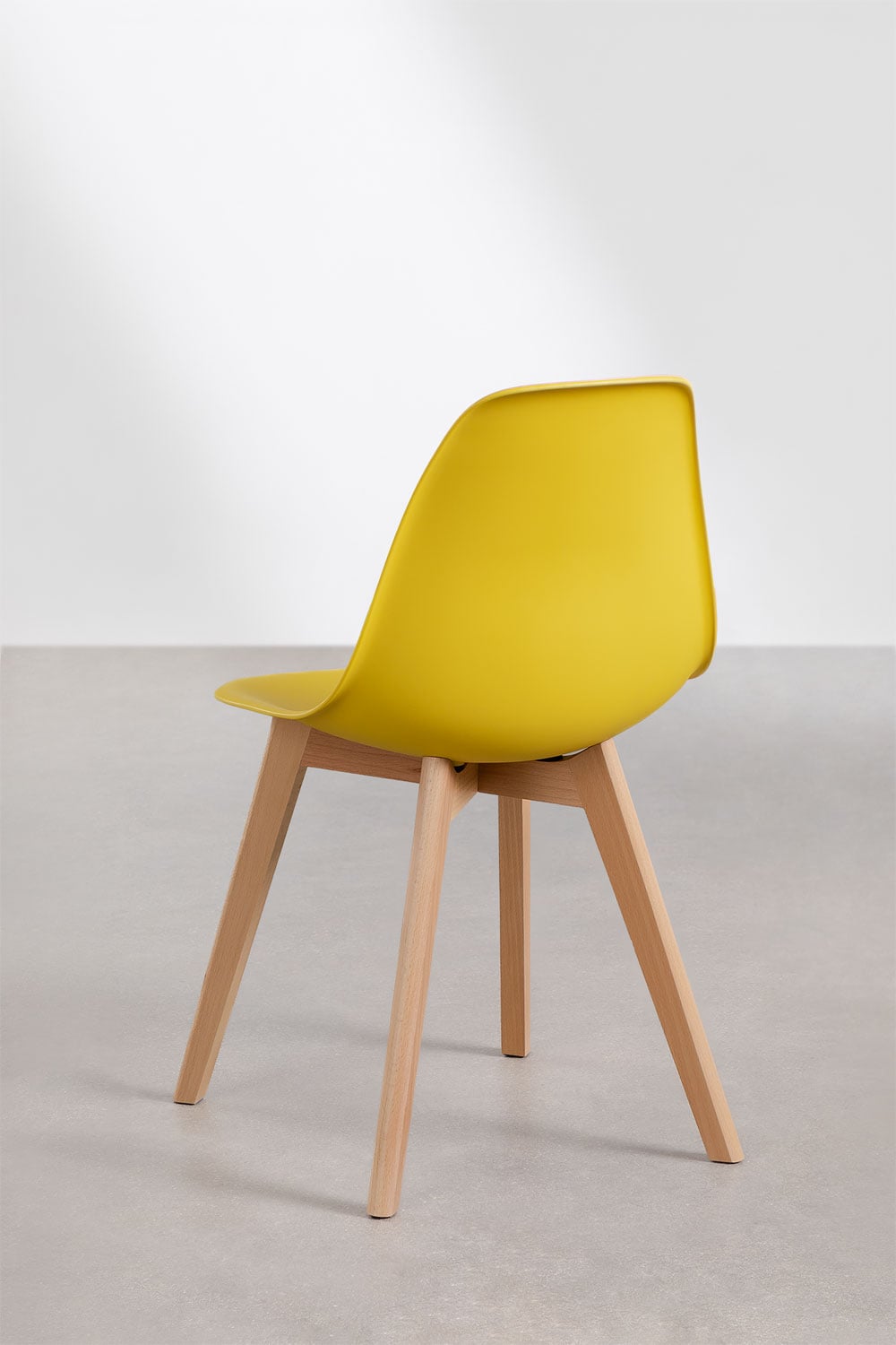 Pack de 4 chaises de salle à manger en polypropylène et bois de hêtre Scand Nordic, image de la galerie 5
