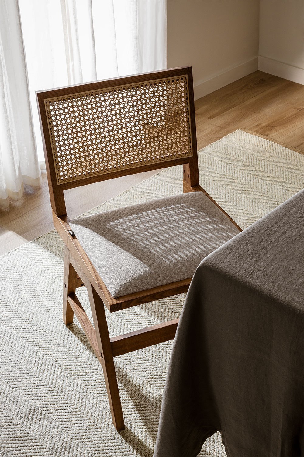 Pack de 2 chaises de salle à manger en bois de frêne et rotin tapissées Lali, image de la galerie 1