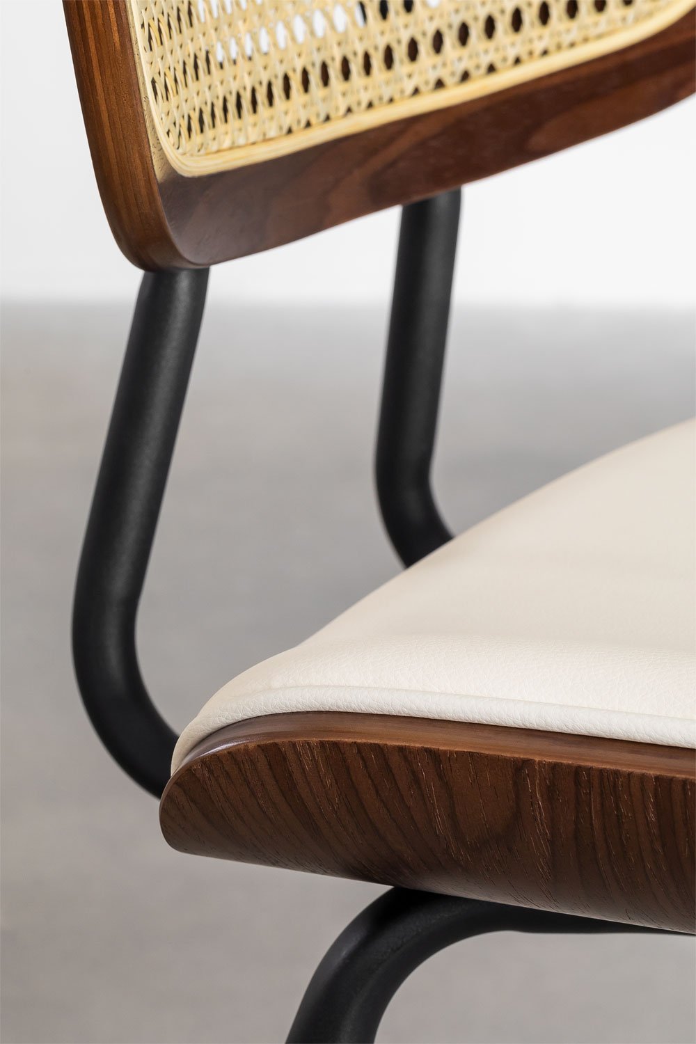 Chaise de salle à manger en bois, rotin et similicuir Raysa, image de la galerie 8