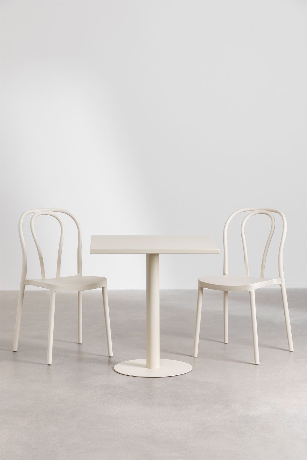 L´ensemble avec une Table Carrée (70x70 cm) et 2 Chaises de Jardin Mizzi, image de la galerie 1