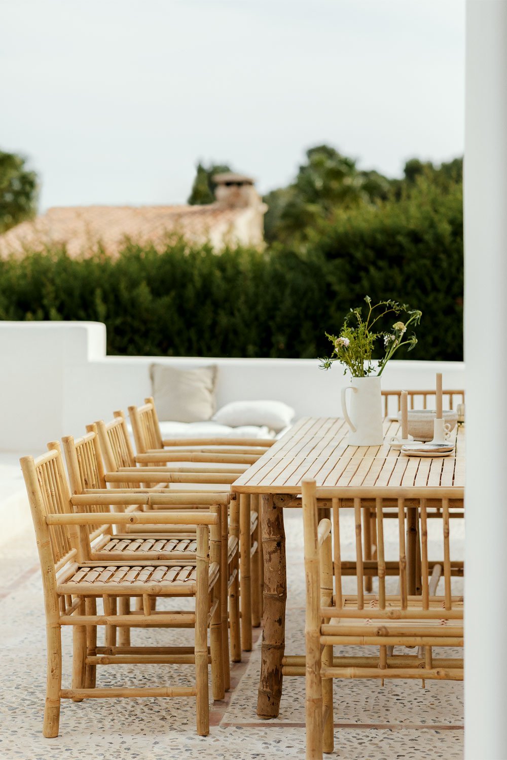 Ensemble composé d'une table rectangulaire (250x100 cm) et de 10 chaises de jardin avec accoudoirs en bambou Senia, image de la galerie 1