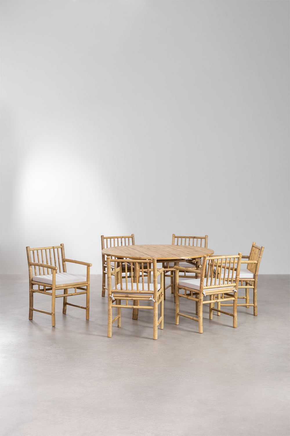 Ensemble table ronde (Ø140 cm) et 6 chaises de jardin avec accoudoirs en bambou Senia, image de la galerie 2