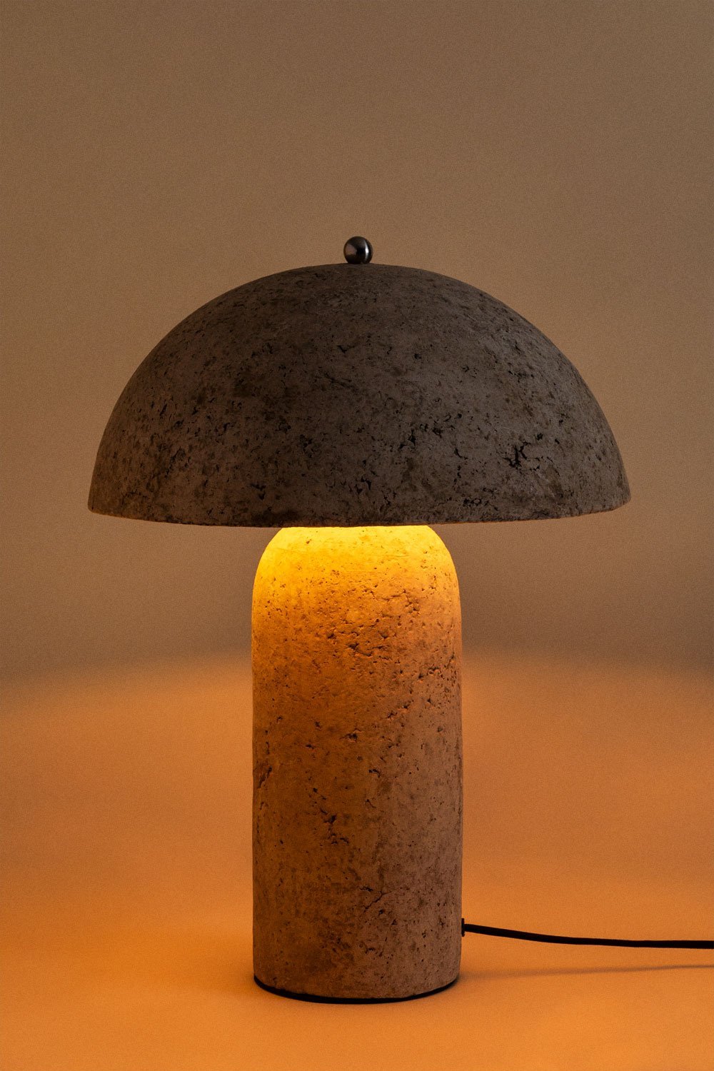 Lampe de table en papier mâché Noreia, image de la galerie 3