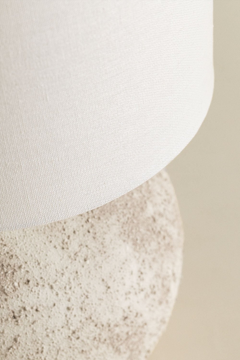 Lampe de table Aloia en lin et terre cuite, image de la galerie 5