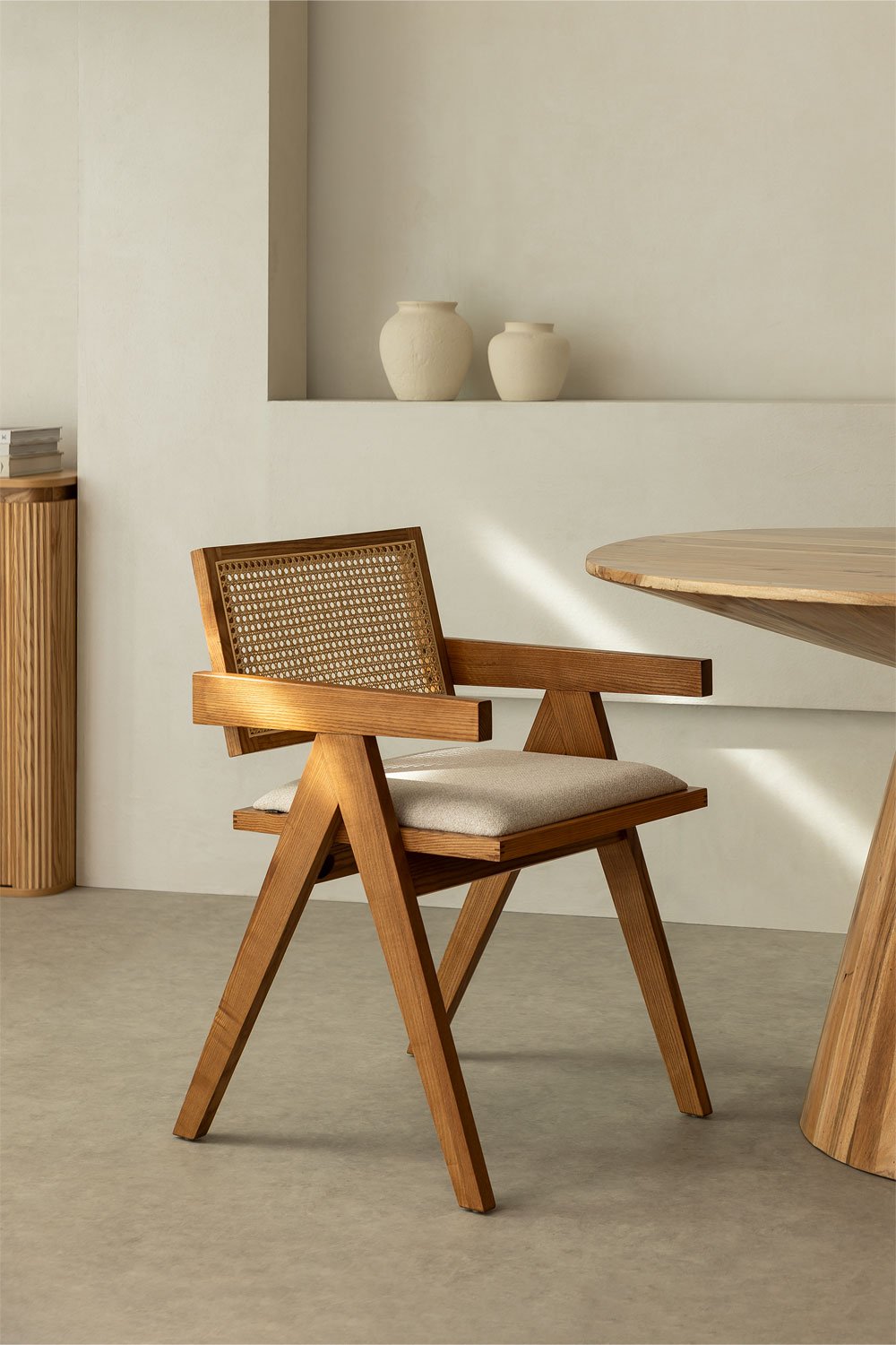 Pack de 2 chaises de salle à manger rembourrées avec accoudoirs en bois de frêne et rotin Lali, image de la galerie 1