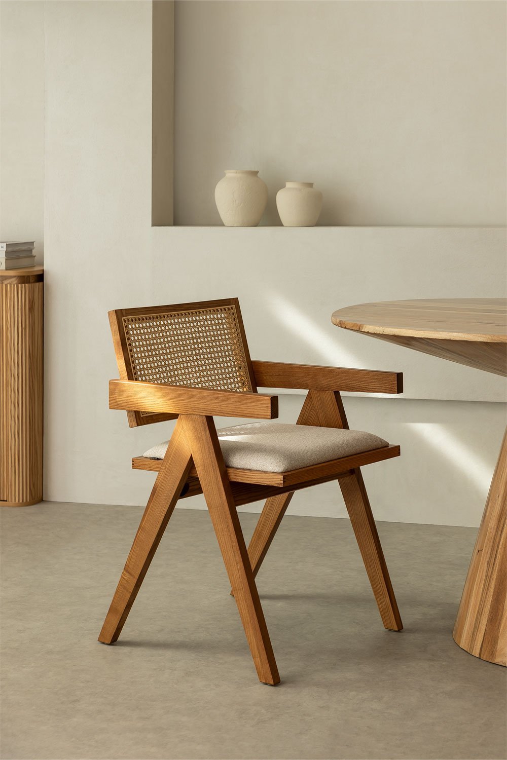 Pack de 4 chaises de salle à manger rembourrées avec accoudoirs en bois de frêne et rotin Lali, image de la galerie 1