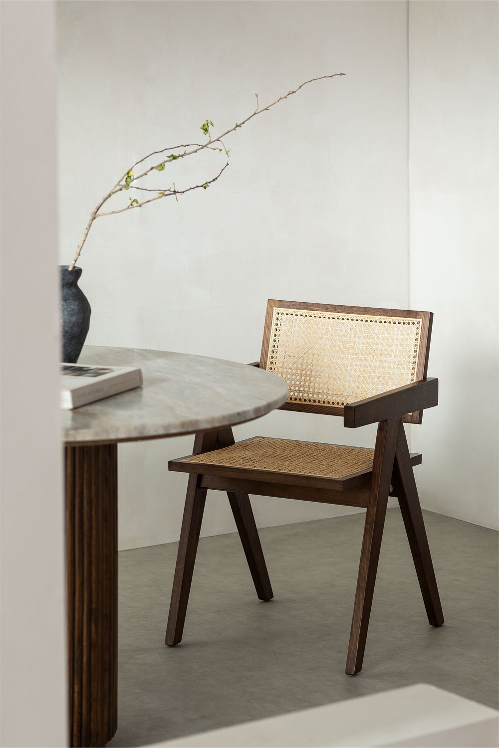 Chaise de salle à manger avec accoudoirs en bois de frêne et rotin style Lali, image de la galerie 1