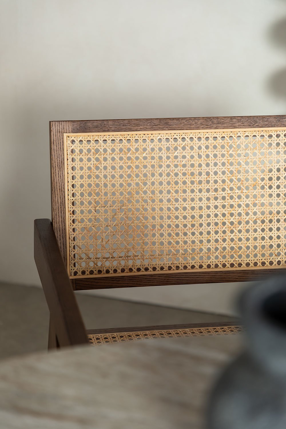 Chaise de salle à manger avec accoudoirs en bois de frêne et rotin Lali, image de la galerie 2