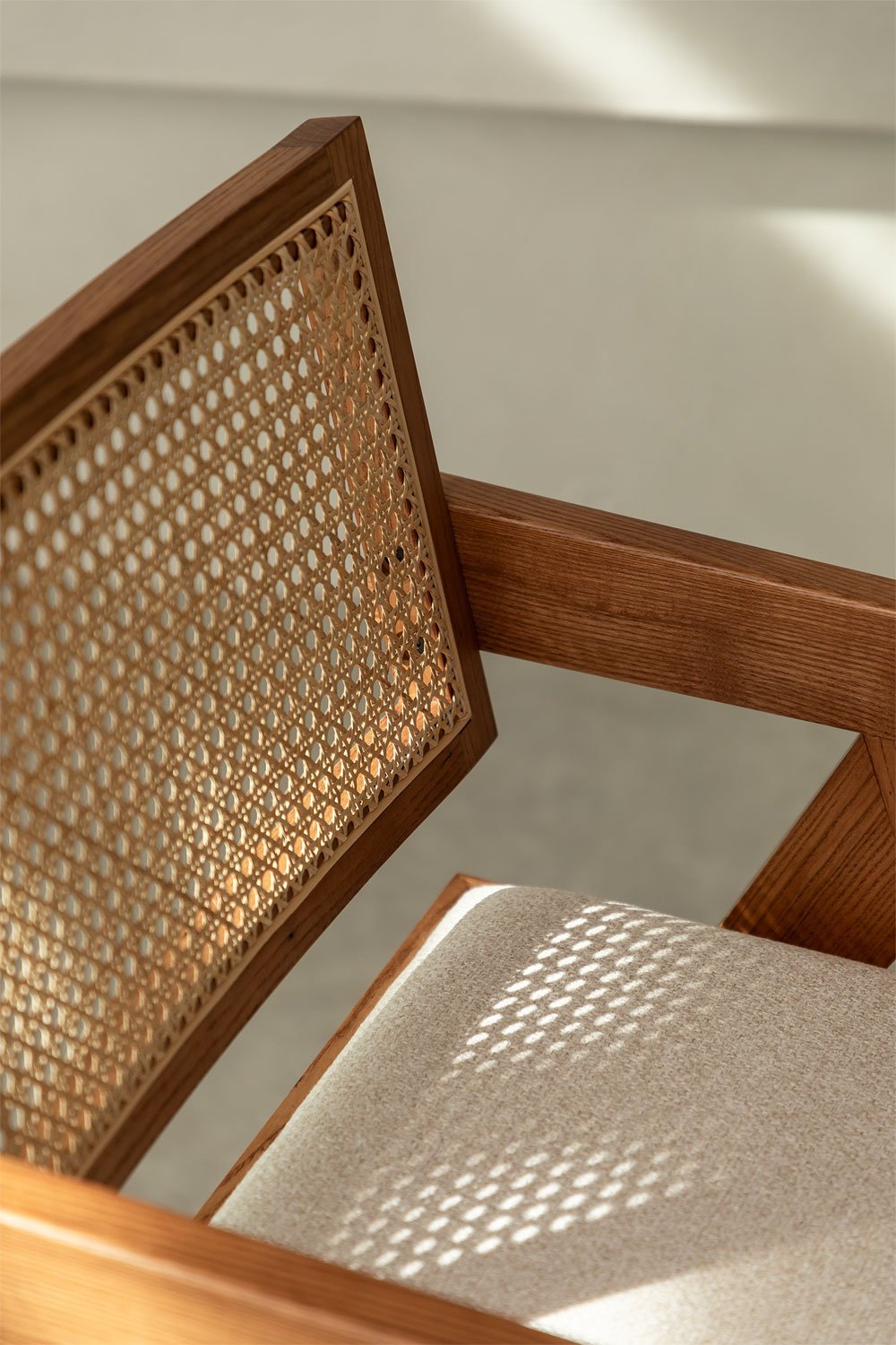 Pack de 2 chaises de salle à manger rembourrées avec accoudoirs en bois de frêne et rotin Lali, image de la galerie 2