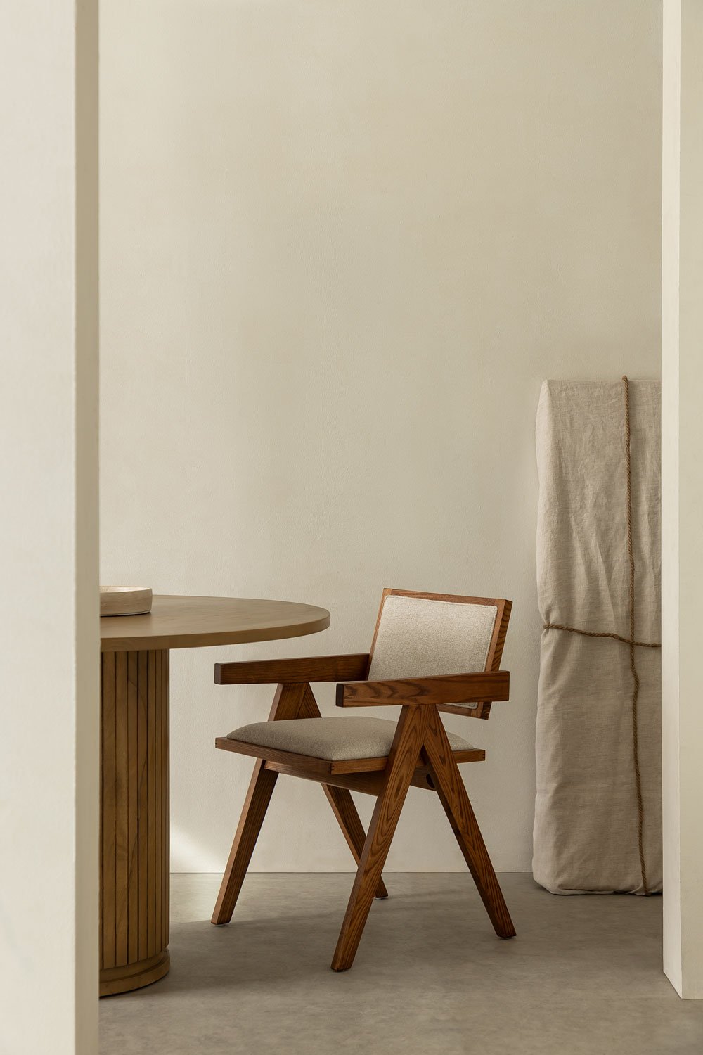 Chaise de salle à manger rembourrée en bois de frêne avec accoudoirs Lali, image de la galerie 1
