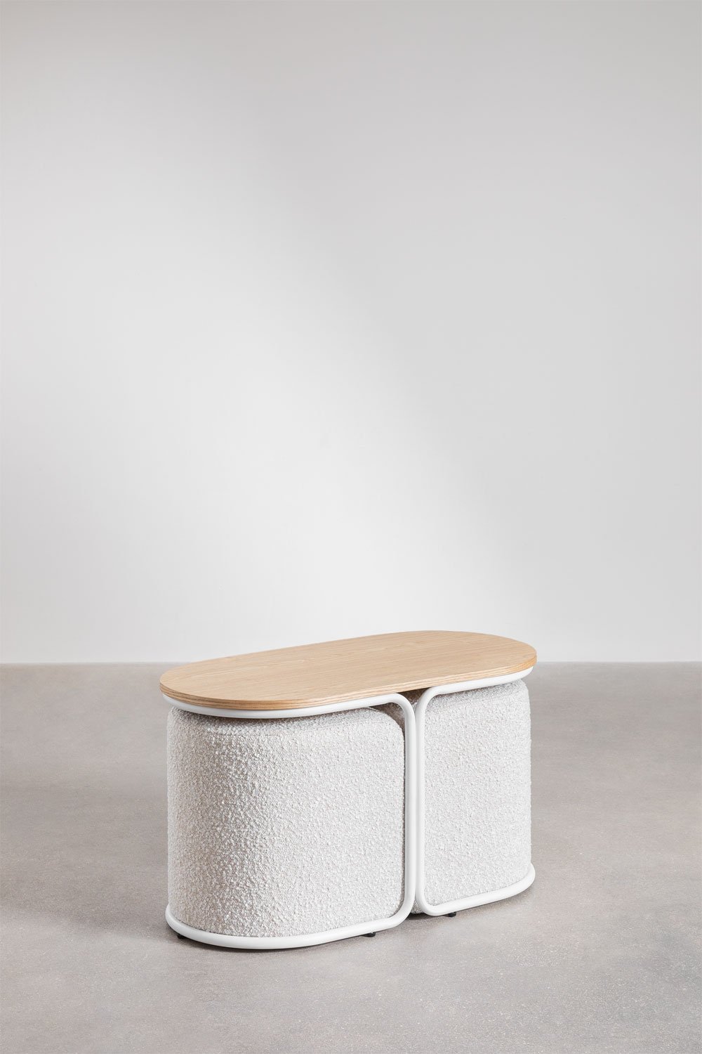 Table basse ovale en bois avec poufs Utred, image de la galerie 1