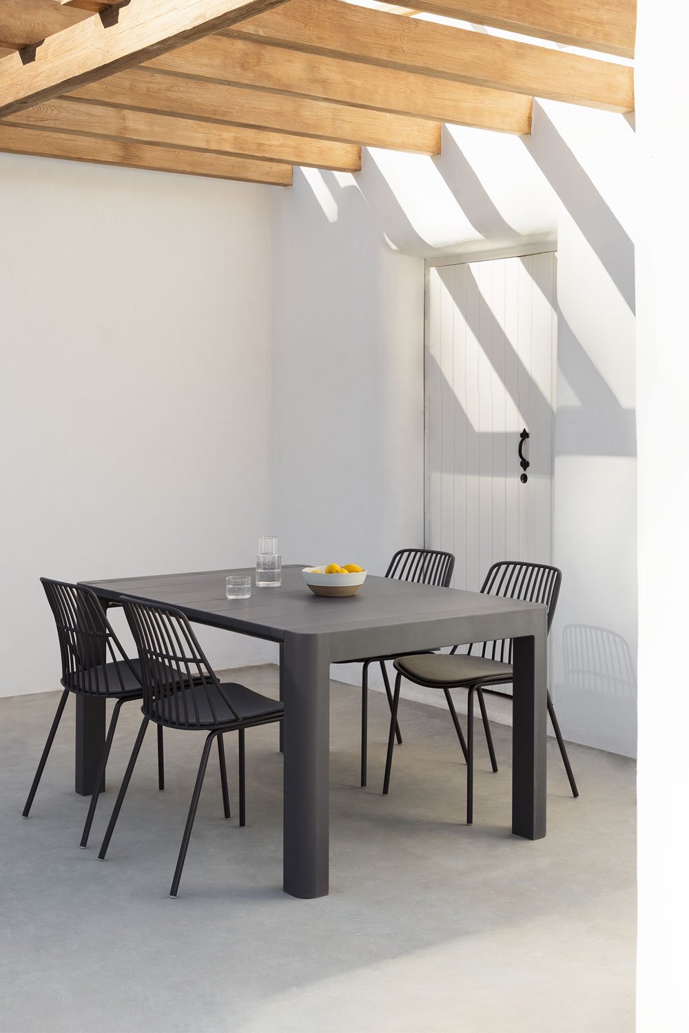 Ensemble table rectangulaire Arnadine (140x100 cm) et 4 chaises de jardin Maeba, image de la galerie 1