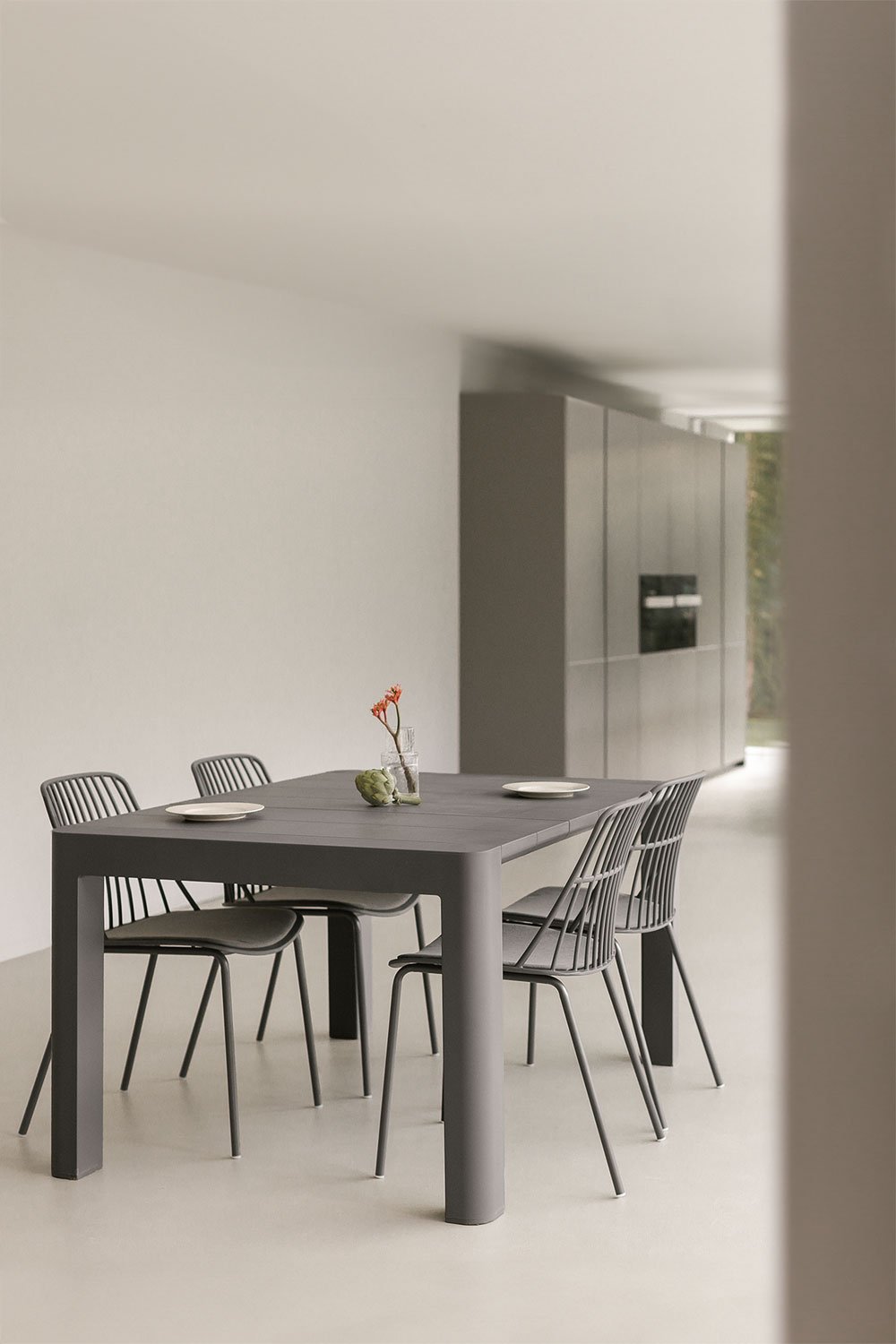 Ensemble table rectangulaire Arnadine (140x100 cm) et 4 chaises de salle à manger Maeba, image de la galerie 1