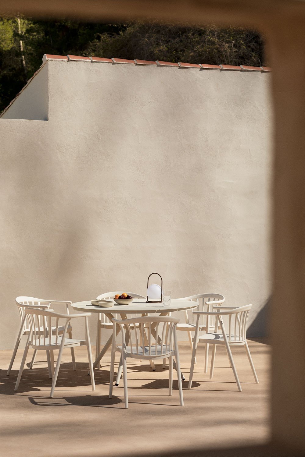 Ensemble table ronde en aluminium Valérie (Ø126 cm) et 6 chaises de jardin ivoire, image de la galerie 1