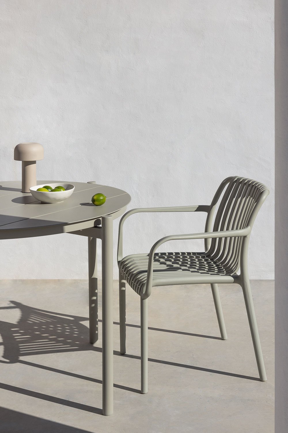 Lot de 4 chaises de jardin Wendell en polypropylène avec accoudoirs, image de la galerie 1