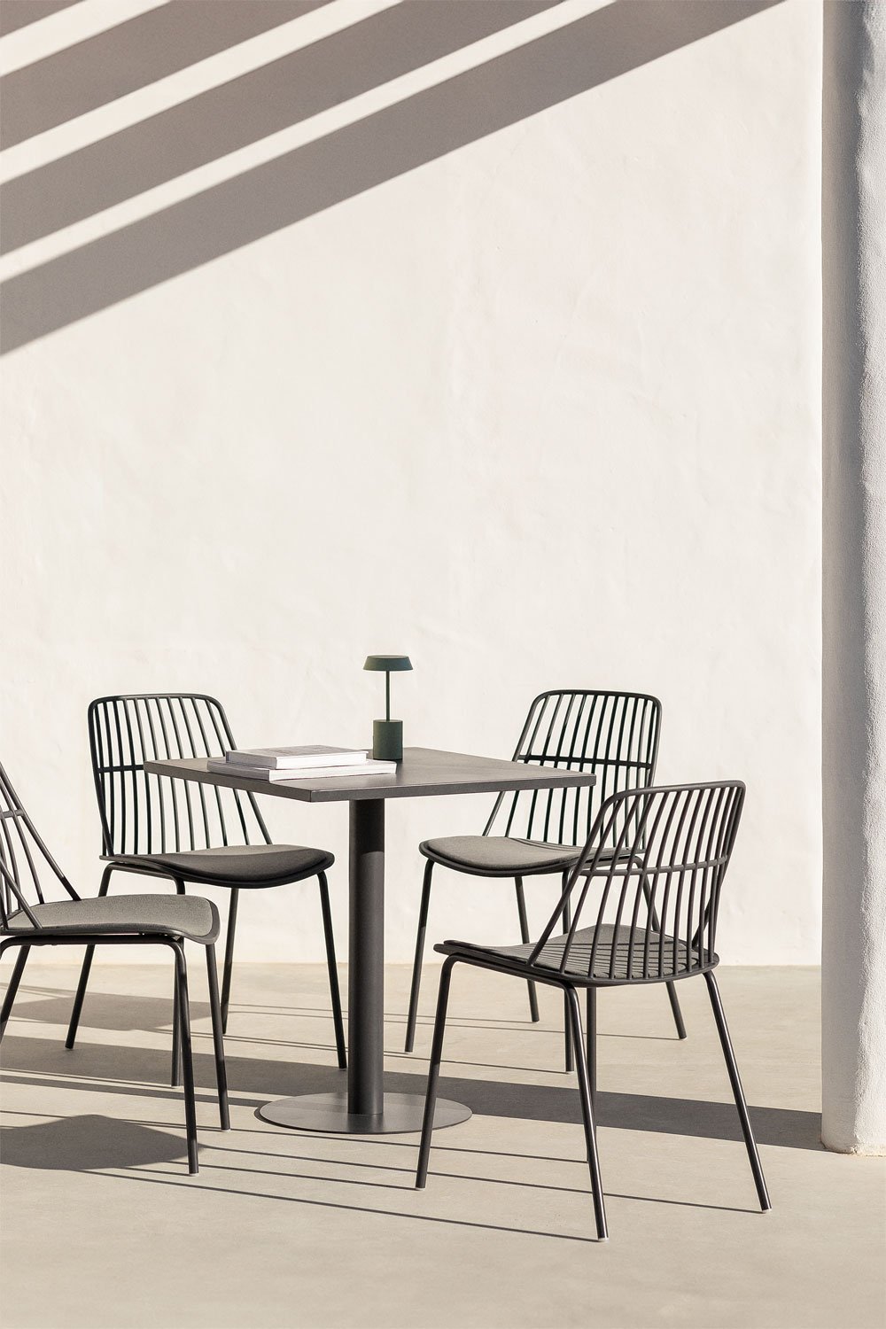 Ensemble table carrée Mizzi 70x70 cm et 4 chaises de jardin Maeba, image de la galerie 1