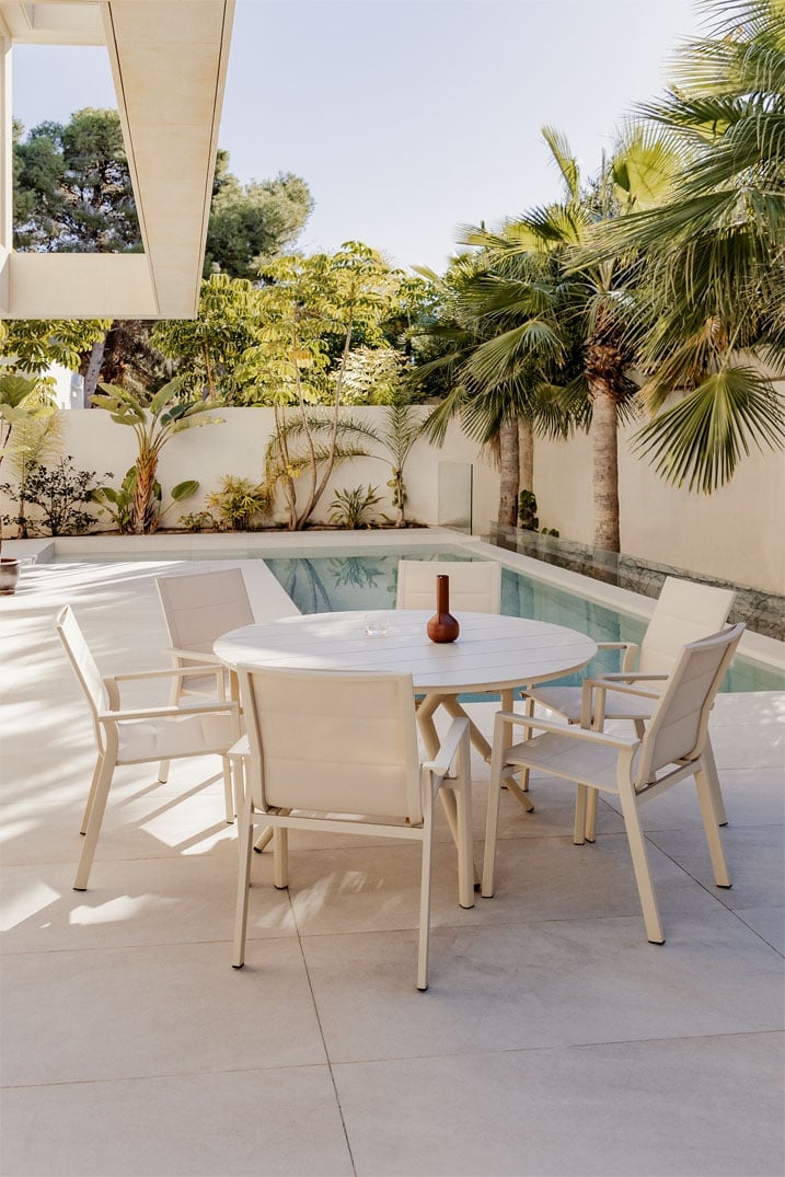 Ensemble table ronde Valería (Ø125 cm) et 6 chaises de jardin empilables en aluminium Karena, image de la galerie 1