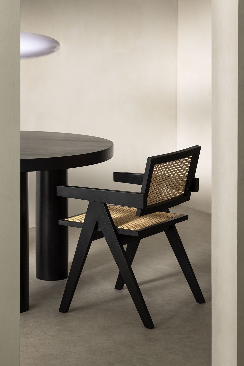 Chaise de salle à manger avec accoudoirs en bois de frêne et rotin style Lali, image de la galerie 1