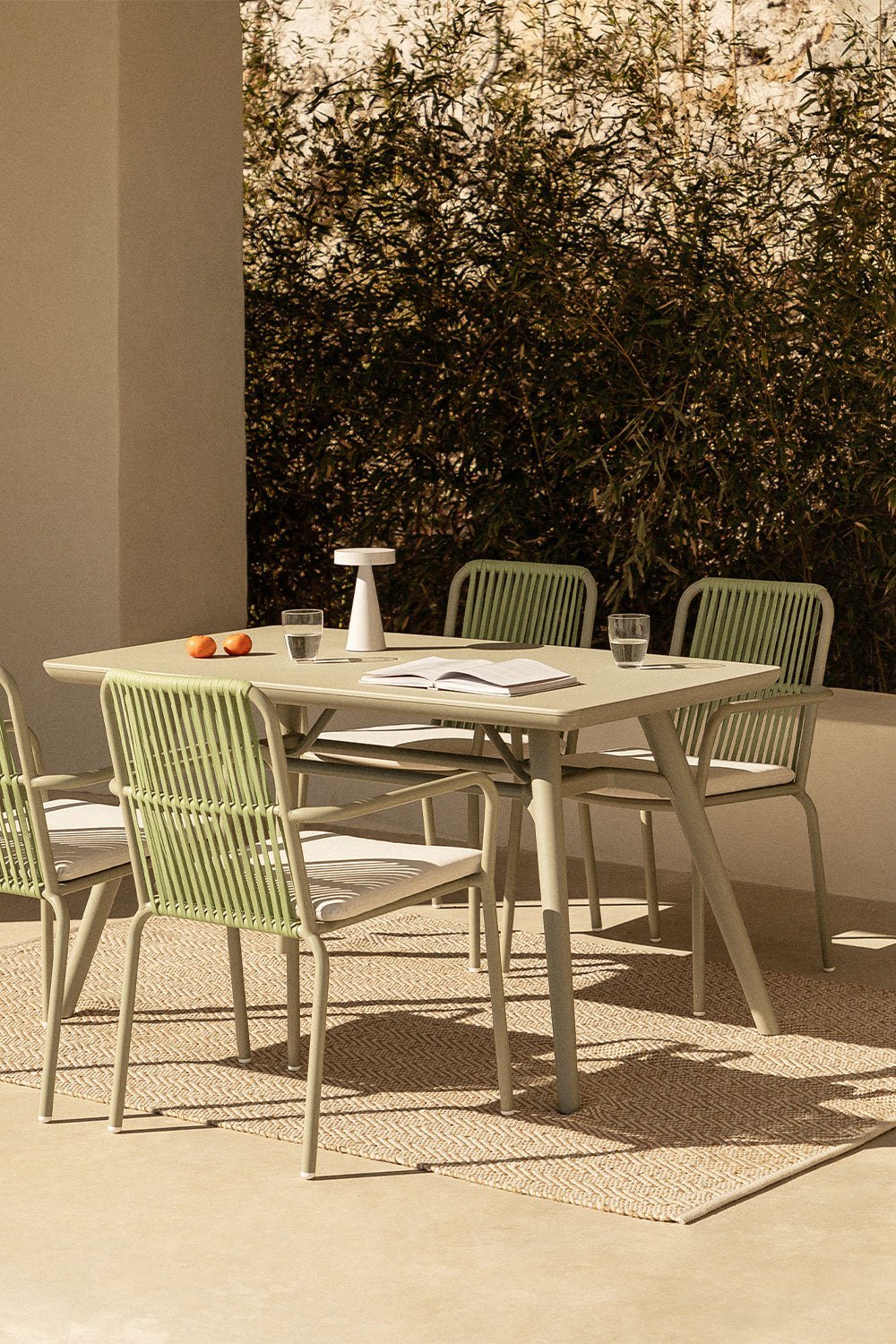 Ensemble table rectangulaire (134x78 cm) Joane et 4 chaises de jardin empilables en aluminium Alberta, image de la galerie 1