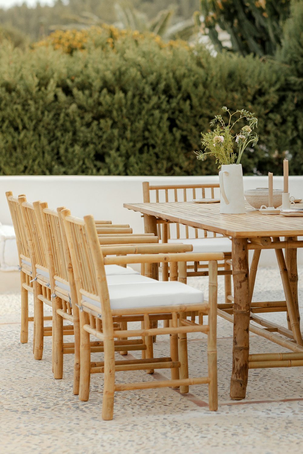 Ensemble composé d'une table rectangulaire (250x100 cm) et de 10 chaises de jardin avec accoudoirs en bambou Senia, image de la galerie 1