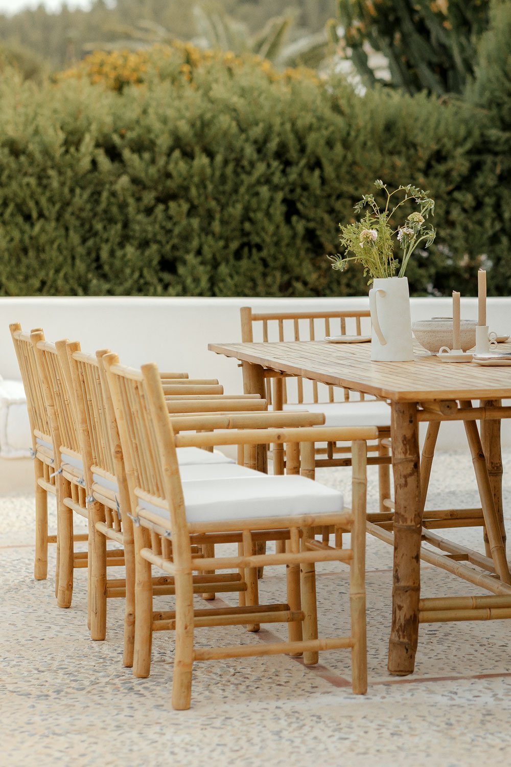Ensemble de table rectangulaire (250x100 cm) et 10 chaises de jardin avec accoudoirs en bambou Senia, image de la galerie 1