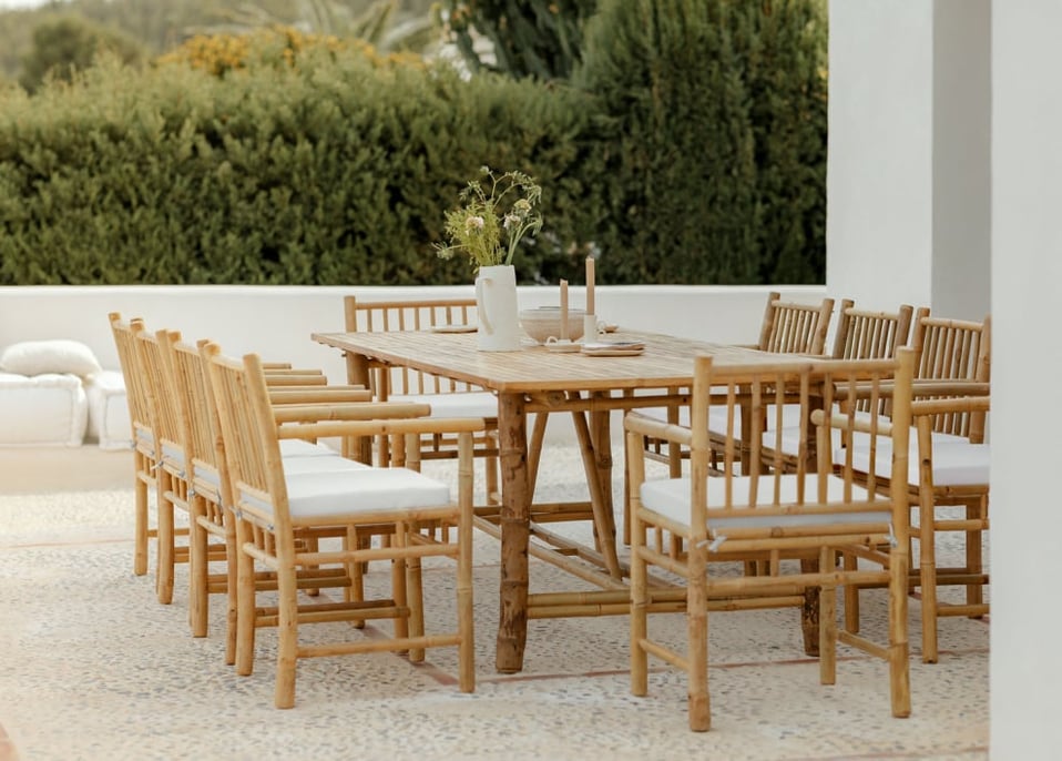 Ensemble composé d'une table rectangulaire (250x100 cm) et de 10 chaises de jardin avec accoudoirs en bambou Senia