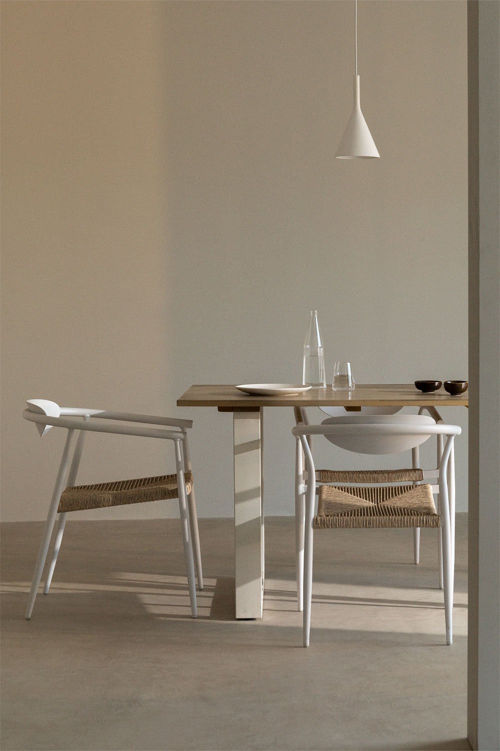 Chaise de salle à manger empilable Marsha avec accoudoirs en aluminium et rotin synthétique, image de la galerie 1