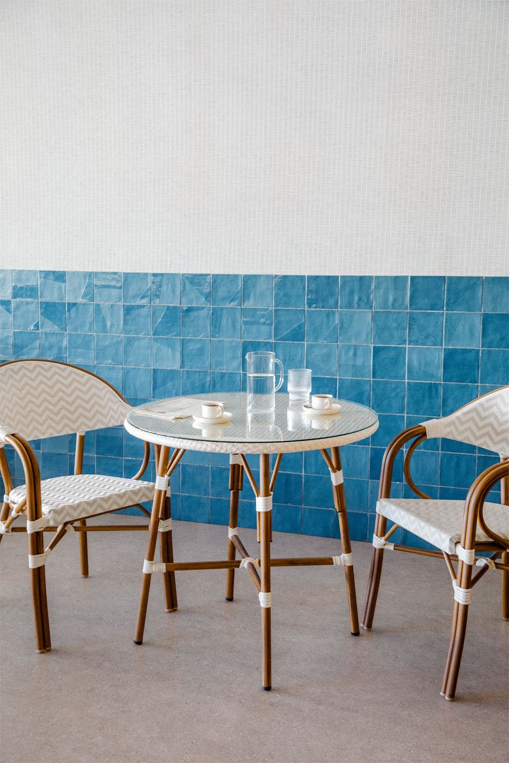 Ensemble table ronde (Ø80 cm) et 2 chaises de salle à manger empilables avec accoudoirs en aluminium Brielle Bistro Design, image de la galerie 1