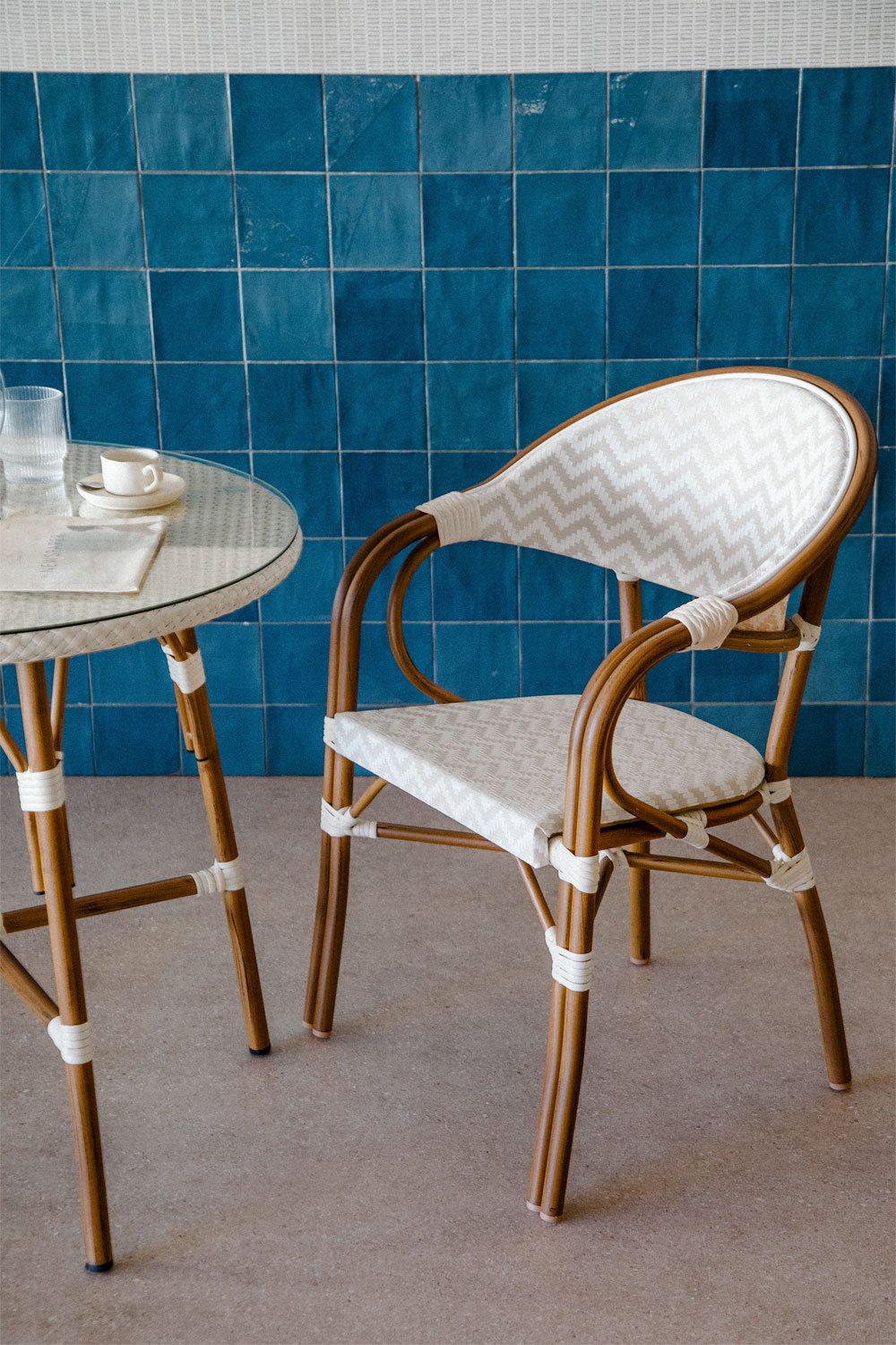 Chaise de salle à manger empilable avec accoudoirs en aluminium Brielle Bistro Design, image de la galerie 1