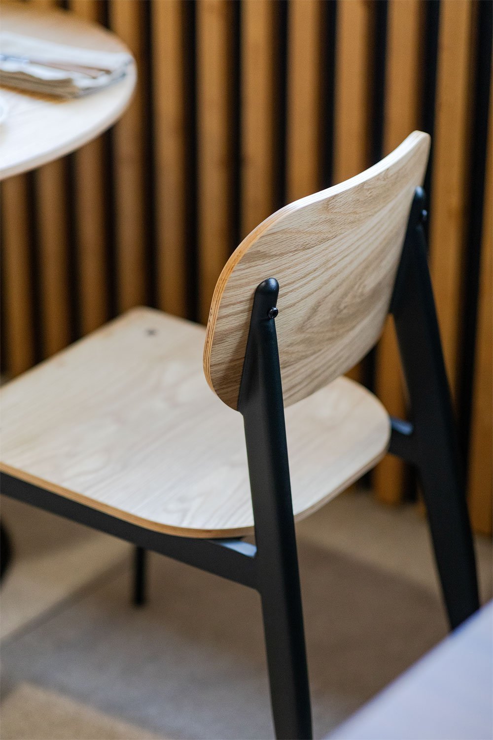 Chaise de salle à manger en placage de chêne et fer And, image de la galerie 3