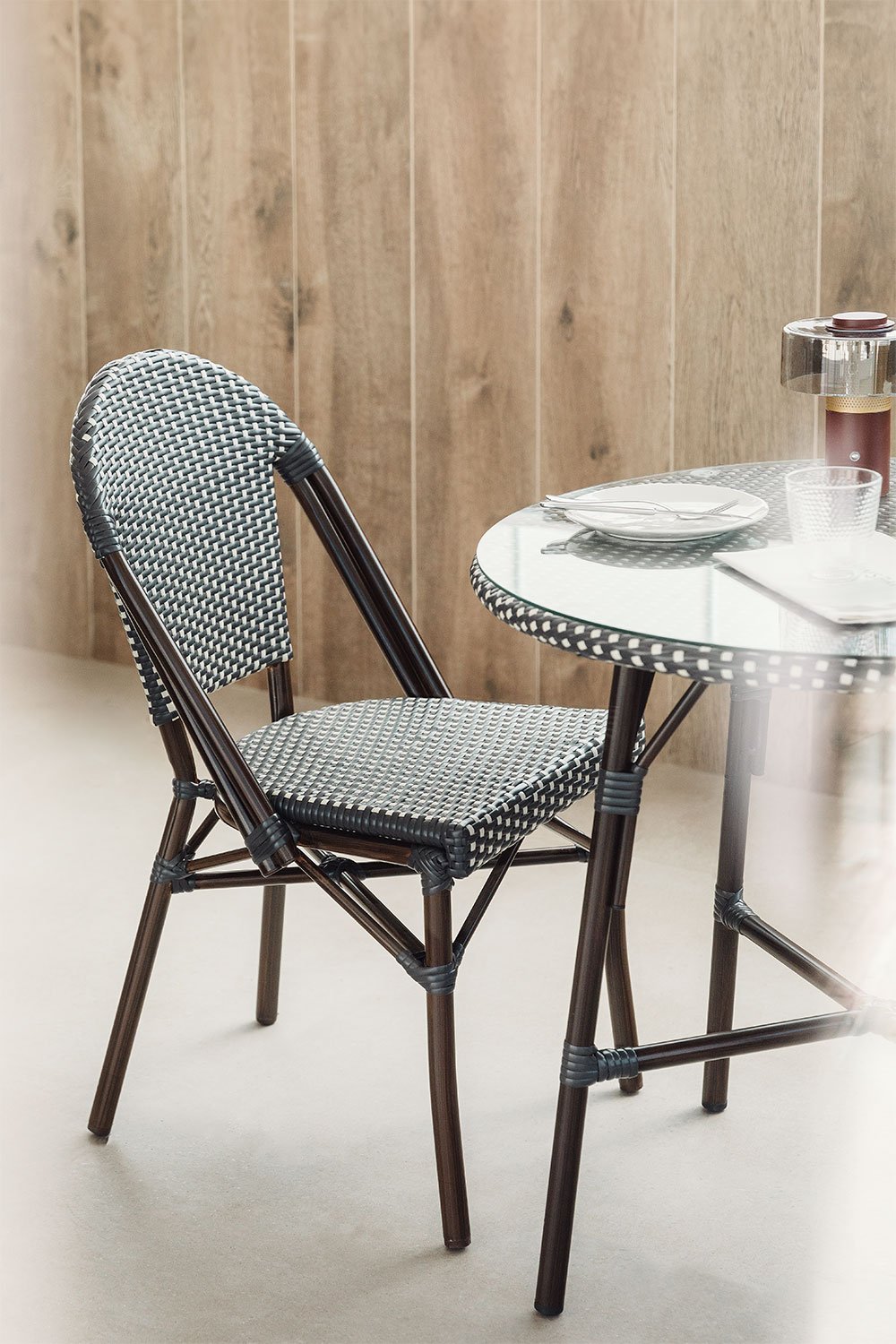 Pack de 2 chaises de salle à manger empilables en aluminium et rotin synthétique Brielle Bistro, image de la galerie 1