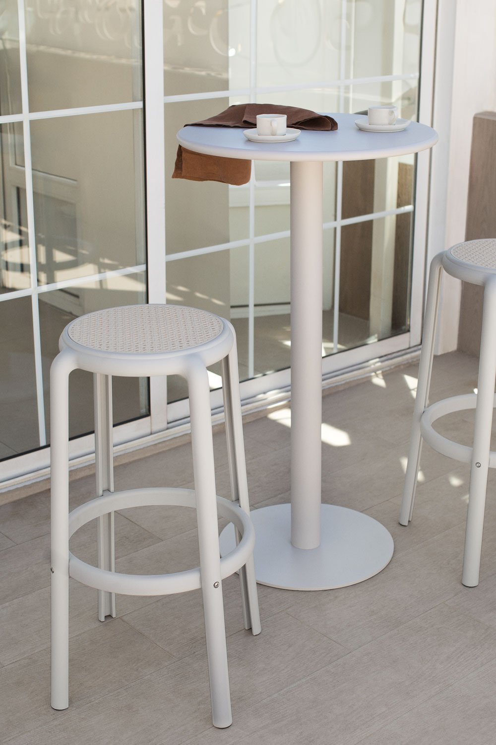 Ensemble table haute ronde en métal (Ø60 cm) Mizzi et 2 tabourets hauts de jardin Omara, image de la galerie 1