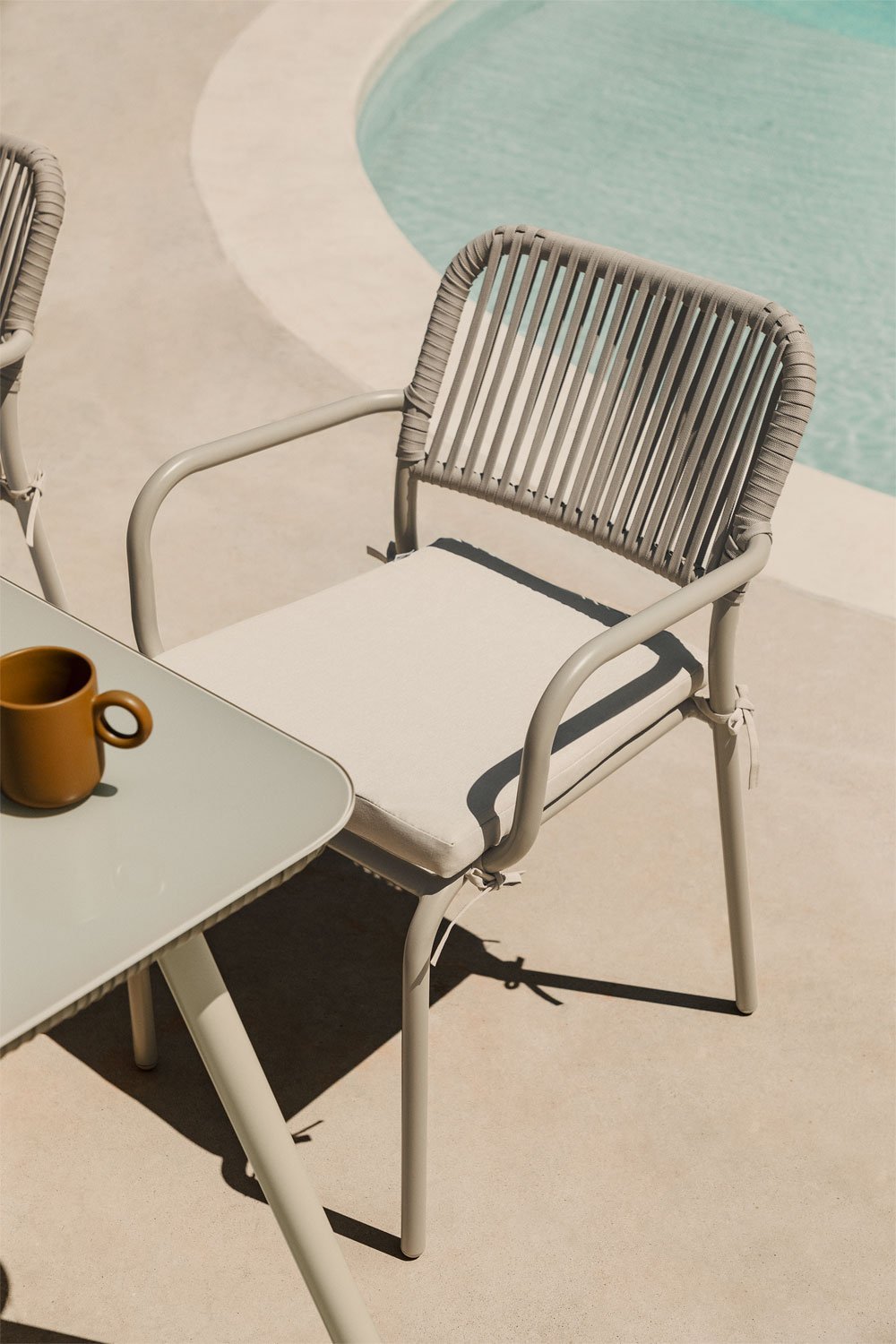 Lot de 6 chaises de jardin empilables avec accoudoirs en aluminium et corde tressée Arhiza, image de la galerie 1